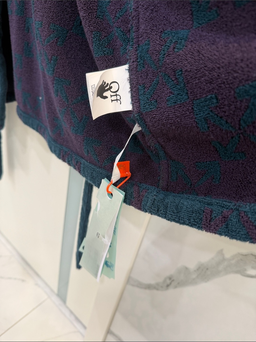 OFF-WHITE
Arrow Pattern Bathrobe - Picture 6 of 7